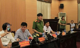 Phó giám đốc CAHN trả lời báo chí tại cuộc họp báo.