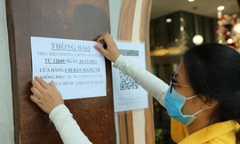 Hàng ăn, quán cà phê ở Hà Nội đồng loạt treo biển 'chỉ bán mang về'