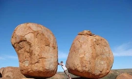 10 tảng đá "chênh vênh" nổi tiếng nhất thế giới