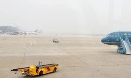 Để phục vụ các chuyến bay, trong sân bay có rất nhiều loại phương tiện và các lực lượng khác nhau hoạt động, nên yêu cầu chặt chẽ về an toàn. Ảnh minh họa.