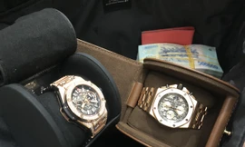 Tài sản trong túi đồ hành khách bỏ quên trên ghế máy bay.