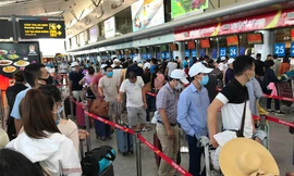 Hành khách xếp hàng rời Đà Nẵng ngày 26/7.