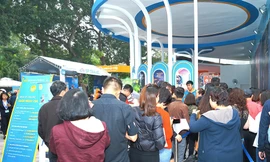 Khách thăm quan gian hàng của Vietnam Airlines tại hội chợ du lịch các năm trước.