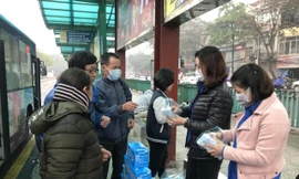 Phát khẩu trang miễn phí cho khách đi xe buýt tại Hà Nội. Ảnh: BGT.