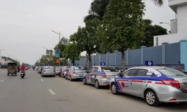 Từ nay, các doanh nghiệp taxi công nghệ sẽ phải đăng ký hoạt động vận tải và áp dụng điều kiện kinh doanh như taxi truyền thống, hoặc chỉ cung cấp phần mềm không được can thiệp vào hoạt động kinh doanh vận tải.