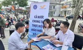 Cán bộ BHXH tỉnh Lai Châu tuyên truyền trực tiếp cho người dân về chính sách BHXH tự nguyện.