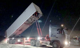 Xe đầu kéo kéo container được cải tạo thành xe tự đổ để chở vật liệu xây dựng, với khối lượng vượt nhiều lần tài trọng cho phép.