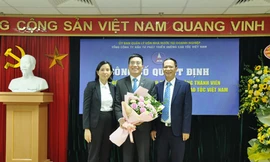 Ông Trương Việt Đông (giữa) chính thức giữ chức Chủ tịch HĐTV Tổng công ty Đầu tư phát triển đường cao tốc Việt Nam (VEC).