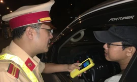 Cảnh sát giao thông tăng cường kiểm soát nồng độ cồn với tài xế dịp tết. Ảnh minh hoạ.