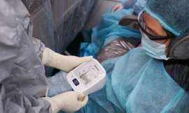 Trong suốt chuyến bay, hành khách được các bác sĩ theo dõi sức khoẻ bằng cách đo nhiệt độ cơ thể, nhịp tim. Ảnh: VNA.