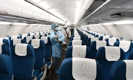 Khử trùng toàn bộ tàu bay quốc tế về Việt Nam.