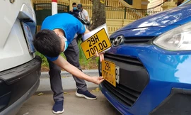 Hiện xe kinh doanh có biển số màu trắng nếu đổi sang biển số màu vàng vẫn mất lệ phí như các trường hợp đổi biển số khác. Ảnh minh họa.