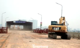 Mặt cầu Thăng Long đã được cào bóc toàn bộ lớp thảm mặt cầu cũ, chuẩn bị thi công lớp mặt cầu mới.