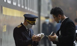 Đường sắt phải dừng thêm 1 số đoàn tàu chạy thường nhật đi các tỉnh phía Bắc do vắng khách.