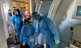 Tới nay, với 3 chuyến bay, đã có hơn 1.000 công dân Việt được đón về nước kể từ khi dịch COVID-19 bùng phát. Ảnh hành khách lên chuyến bay về nước ngày 9/6.