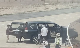 Xe biển xanh vào tận chân cầu thang máy bay sân bay Tuy Hòa để đón Phó Bí thư Thường trực Tỉnh ủy Phú Yên Lương Minh Sơn. 