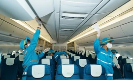 Toàn bộ khoang hành khách, phòng vệ sinh, bếp…trên máy bay đều được vệ sinh khử trùng. Các nhân viên vệ sinh được bảo hộ bằng khẩu trang kháng khuẩn, găng tay hai lớp và mũ.