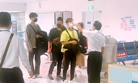 Sân bay Tân Sơn Nhất thực hiệm kiểm soát y tế với hành khách nhập cảnh bằng nhiều hình thức khác nhau.