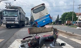 Hiện trường tai nạn giao thông giữa xe khách và xe máy xảy ra trên Quốc lộ 1 đoạn qua Đồng Nai hôm 23/9, làm 1 người chết, 1 người bị thương.