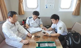 Kiểm tra thuyền viên tàu nước ngoài cập cảng Việt Nam. Ảnh minh hoạ.
