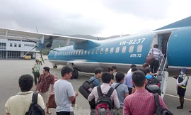 Hiện sân bay Côn Đảo chỉ có 2 vị trí đỗ, dẫn tới chỉ 1 chuyến bay thay đổi giờ khai thác sẽ lập tức ảnh hưởng tới khai thác của các chuyến bay khác. 
