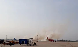 Khói bốc nghi ngút sau sự cố. Ảnh Ngô Bình