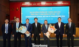 Ông Lê Trường Giang (thứ 3 từ trái sang) được bầu tham gia HĐQT với thời hạn 5 năm.