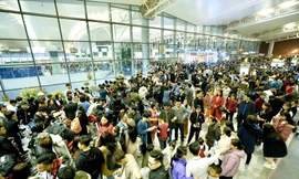 Sảnh nhà ga T2 sân bay Nội Bài luôn trong tình trạng đông đúng mỗi dịp Tết. Ảnh: Phan Công