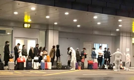 Toàn bộ khách từ nước ngoài về sân bay Vân Đồn mùa dịch COVID-19 đều thực hiện thủ tục nhập cảnh phía ngoài nhà ga.