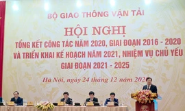 Phó Thủ tướng Trịnh Đình Dũng phát biểu chỉ đạo tại Hội nghị Tổng kết năm 2020, triển khai nhiệm vụ năm 2021 của Bộ GTVT. Ảnh: Phạm Thanh.