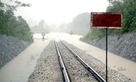 Đường sắt qua một số tỉnh miền Trung ngập sâu, khiến hoạt động chạy tàu bị gián đoạn. Ảnh đường sắt cung cấp.