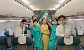 Tiếp viên VNA đeo khẩu trang phục vụ hành khách.