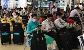 Nhà ga sân bay Nội Bài (Hà Nội) bị ùn ứ do nhiều chuyến bay bị hoãn, huỷ vì sân bay Tân Sơn Nhất phải tạm thời đóng cửa.