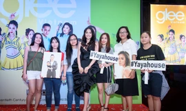 Trương Nhi mặc gợi cảm hội ngộ dàn học sinh 