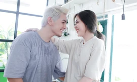 Sơn Ngọc Minh thân mật với đàn em trong MV Sao phải khóc