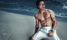 Hiếu Nguyễn khoe cơ bụng 6 múi trên bãi biển