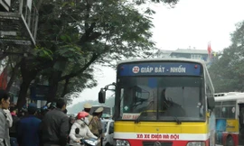 Chiếc xe buýt rượt đuổi xe taxi