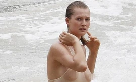 Bồ Leonardo DiCaprio ‘lộ hàng’ vì áo trong suốt