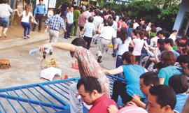 Cảnh sát và bảo vệ nhà trường bất lực