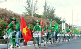 Sinh viên tình nguyện đạp xe vì biển đảo quê hương
