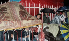 Đội mưa rét, thức trắng đêm chờ vé