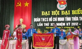 Lãnh đạo T.Ư Đoàn tặng bức trướng cho tuổi trẻ TT- Huế