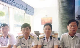 Nhà văn Lê Hoài Nam (phải) và các sĩ quan Nhà Văn hóa Hải quân, những người từng nhiều lần ra đảo