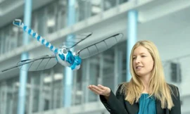 Chuồn chuồn máy vỗ cánh, bay như chuồn chuồn thật