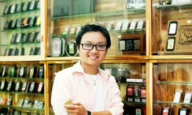 Người phụ nữ đam mê bật lửa Zippo