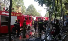 Lực lượng PCCC tại hiện trường vụ cháy.