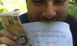 Một người London thích thú sau khi tìm thấy phong bì tiền giấu kín của Buzi