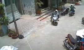 10 video ‘hot’: Loay hoay bẻ khóa trộm xe máy