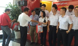 Lãnh đạo VietJet chúc mừng và tặng quà cho các học viên.