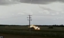 Chiếc xe tải bị sét đánh vừa cháy vừa chạy trên đường